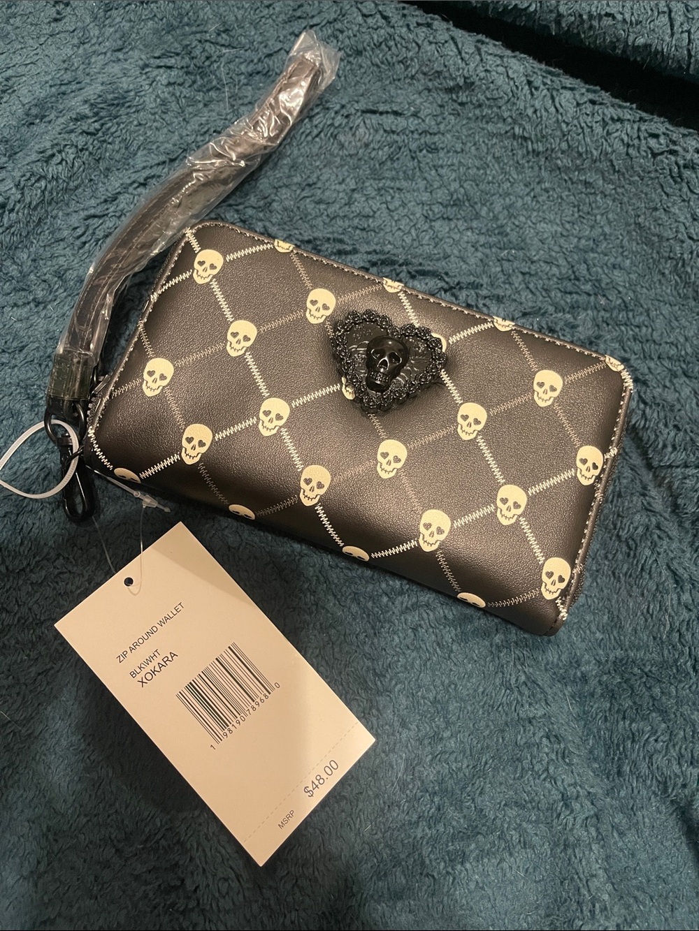 Betsey Johnson Skull Print Zip-Around Wristlet Wallet - Black